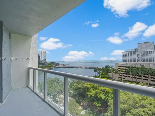 2-bedroom condo for rent in Miami - 495 Brickell Ave 905 - MondialRealty