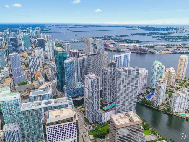2-bedroom condo for rent in Miami - 495 Brickell Ave 905 - MondialRealty