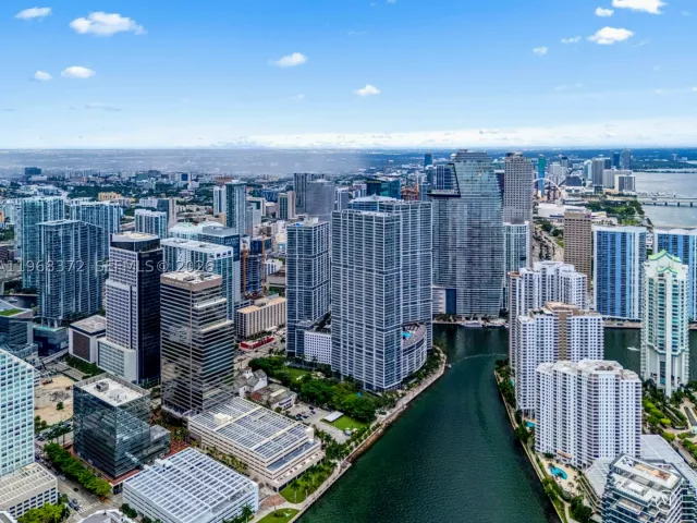 2-bedroom condo for rent in Miami - 495 Brickell Ave 905 - MondialRealty