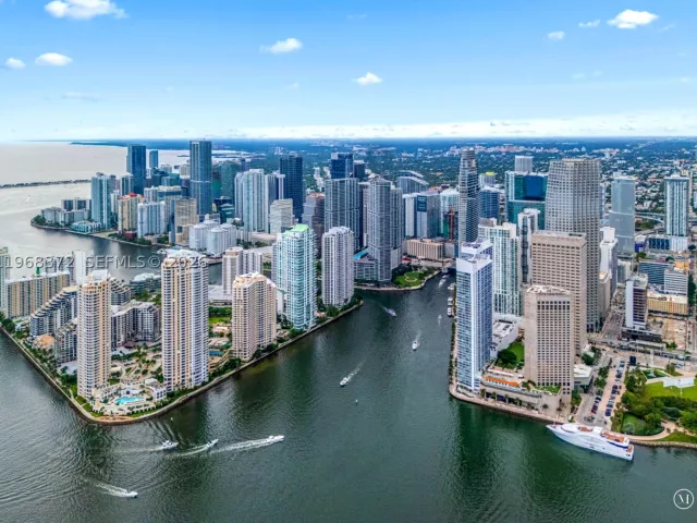 2-bedroom condo for rent in Miami - 495 Brickell Ave 905 - MondialRealty