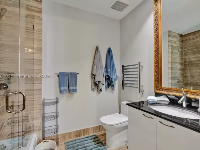 3-bedroom condo for rent in Sunny Isles Beach - 15901 Collins Ave 701 - MondialRealty