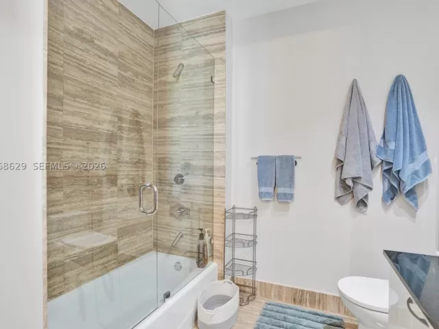 3-bedroom condo for rent in Sunny Isles Beach - 15901 Collins Ave 701 - MondialRealty