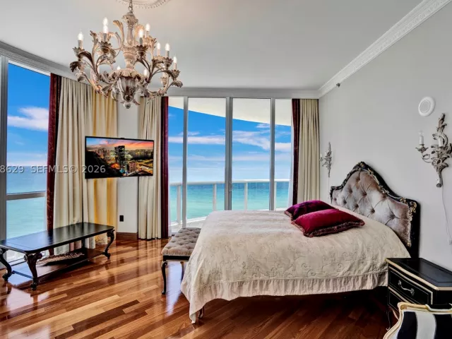 3-bedroom condo for rent in Sunny Isles Beach - 15901 Collins Ave 701 - MondialRealty