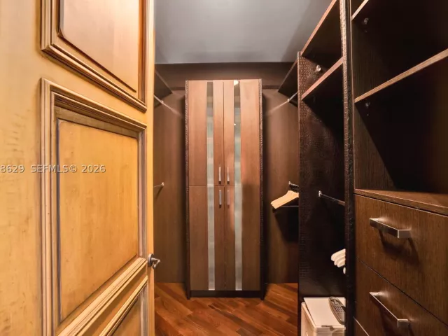 3-bedroom condo for rent in Sunny Isles Beach - 15901 Collins Ave 701 - MondialRealty