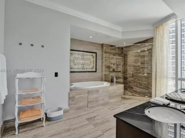 3-bedroom condo for rent in Sunny Isles Beach - 15901 Collins Ave 701 - MondialRealty