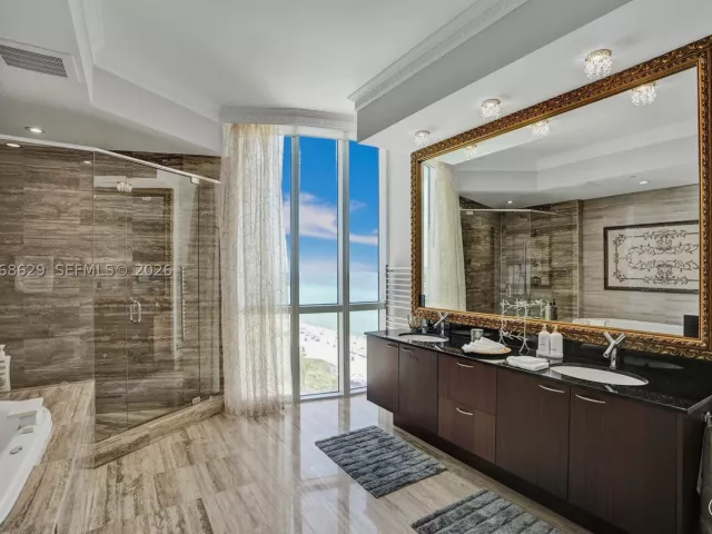 3-bedroom condo for rent in Sunny Isles Beach - 15901 Collins Ave 701 - MondialRealty