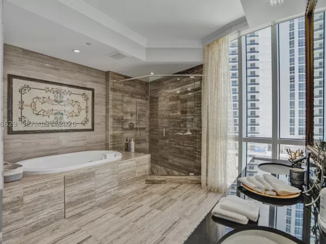 3-bedroom condo for rent in Sunny Isles Beach - 15901 Collins Ave 701 - MondialRealty