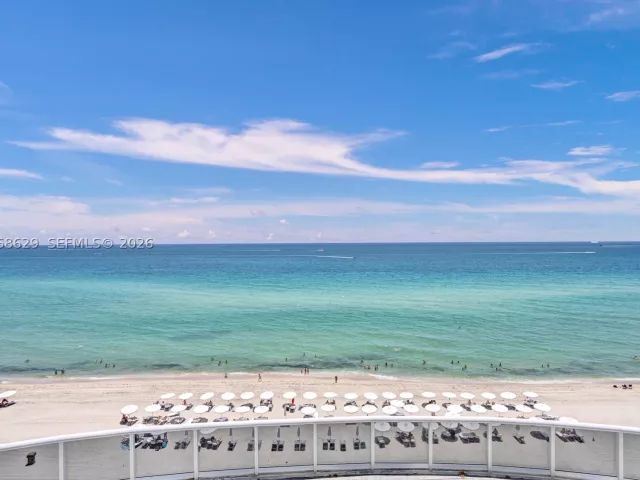 3-bedroom condo for rent in Sunny Isles Beach - 15901 Collins Ave 701 - MondialRealty
