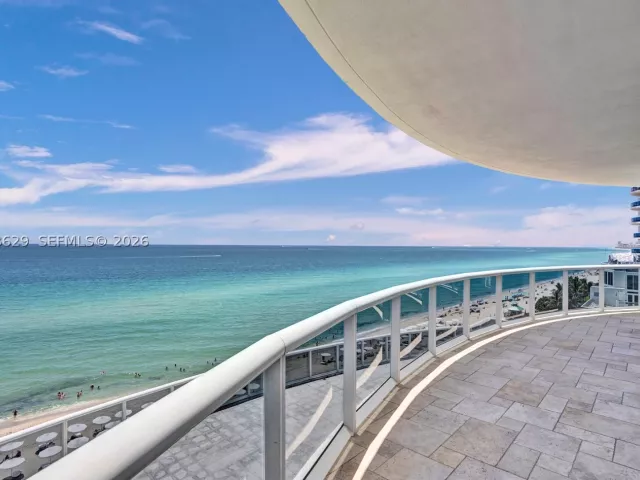 3-bedroom condo for rent in Sunny Isles Beach - 15901 Collins Ave 701 - MondialRealty