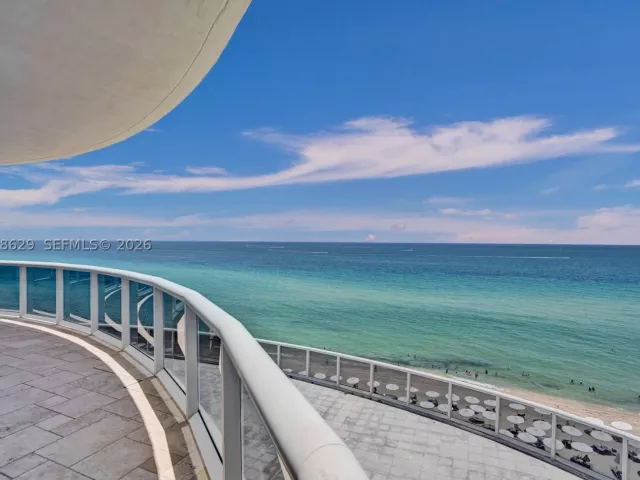 3-bedroom condo for rent in Sunny Isles Beach - 15901 Collins Ave 701 - MondialRealty
