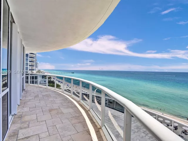 3-bedroom condo for rent in Sunny Isles Beach - 15901 Collins Ave 701 - MondialRealty