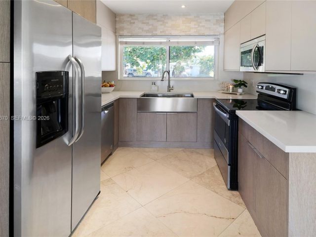 Home for rent at 2031 NE 14th Ct - photo 7483267