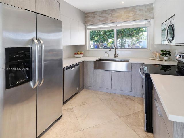 Home for rent at 2031 NE 14th Ct - photo 7483268