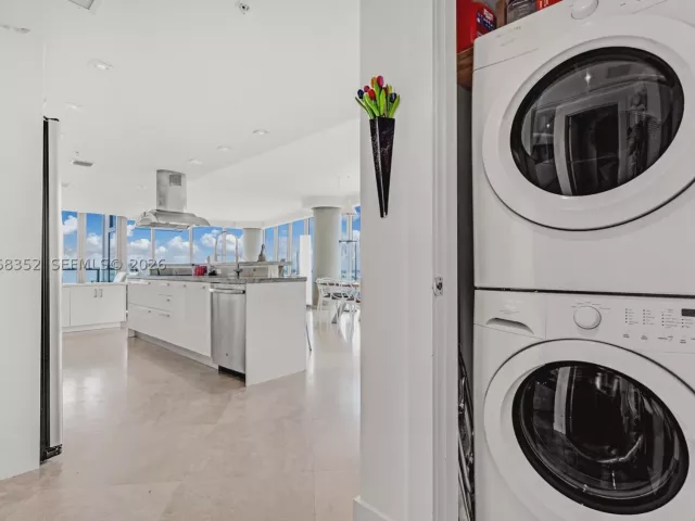 2-bedroom condo for sale in Miami - 601 NE 36th St 1412 - MondialRealty