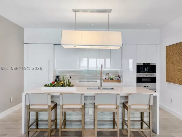 3-bedroom condo for sale in Miami Beach - 102 24th St PH-1612 - MondialRealty