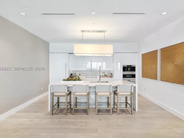 3-bedroom condo for sale in Miami Beach - 102 24th St PH-1612 - MondialRealty