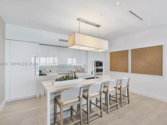 3-bedroom condo for sale in Miami Beach - 102 24th St PH-1612 - MondialRealty