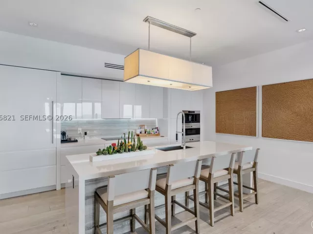 3-bedroom condo for sale in Miami Beach - 102 24th St PH-1612 - MondialRealty