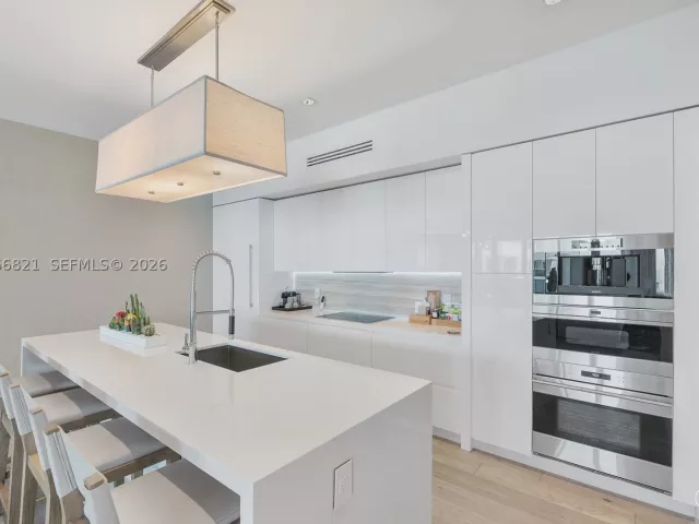 3-bedroom condo for sale in Miami Beach - 102 24th St PH-1612 - MondialRealty