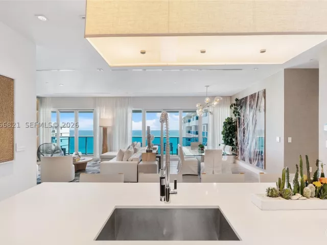 3-bedroom condo for sale in Miami Beach - 102 24th St PH-1612 - MondialRealty