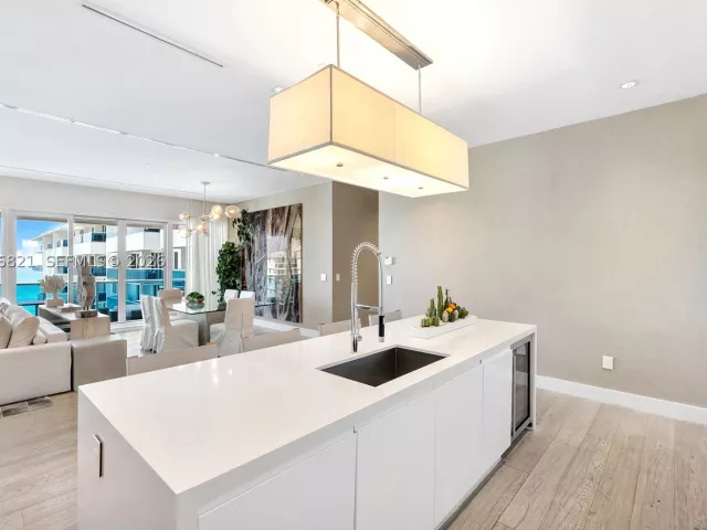 3-bedroom condo for sale in Miami Beach - 102 24th St PH-1612 - MondialRealty
