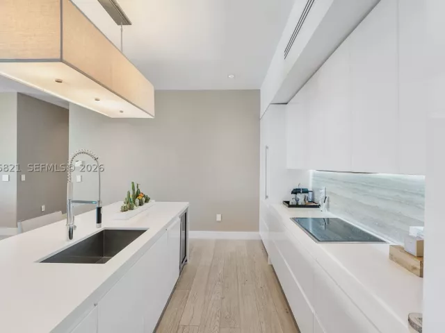 3-bedroom condo for sale in Miami Beach - 102 24th St PH-1612 - MondialRealty