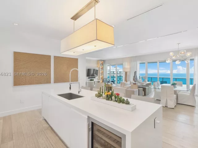 3-bedroom condo for sale in Miami Beach - 102 24th St PH-1612 - MondialRealty