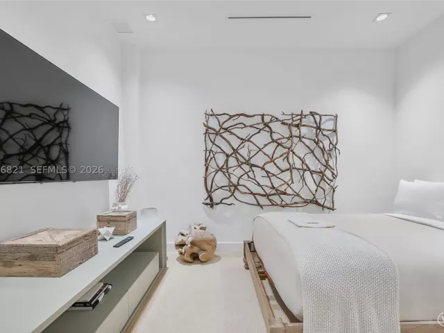 3-bedroom condo for sale in Miami Beach - 102 24th St PH-1612 - MondialRealty