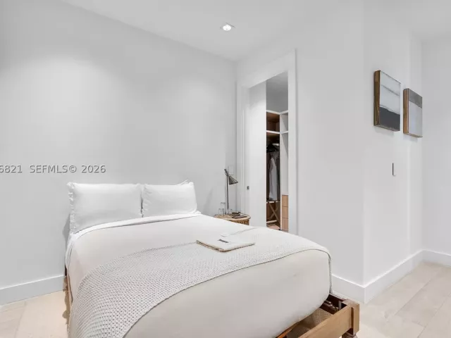 3-bedroom condo for sale in Miami Beach - 102 24th St PH-1612 - MondialRealty
