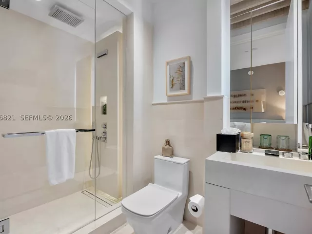 3-bedroom condo for sale in Miami Beach - 102 24th St PH-1612 - MondialRealty