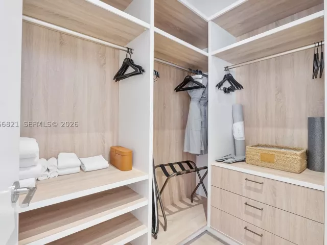 3-bedroom condo for sale in Miami Beach - 102 24th St PH-1612 - MondialRealty