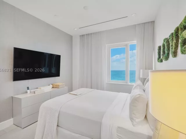 3-bedroom condo for sale in Miami Beach - 102 24th St PH-1612 - MondialRealty