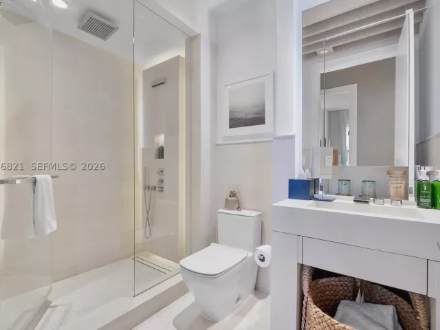 3-bedroom condo for sale in Miami Beach - 102 24th St PH-1612 - MondialRealty