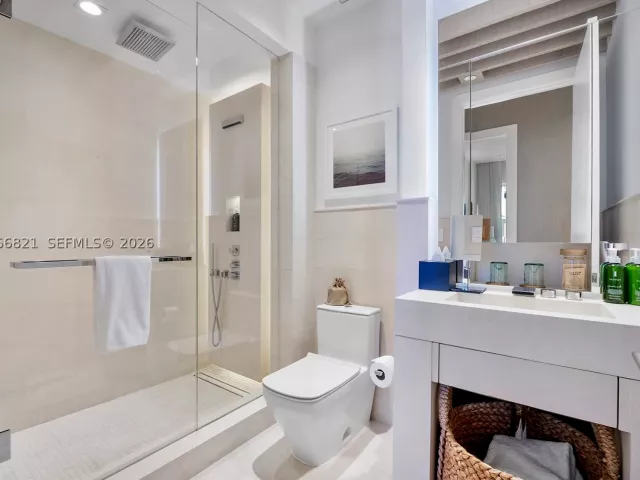 3-bedroom condo for sale in Miami Beach - 102 24th St PH-1612 - MondialRealty