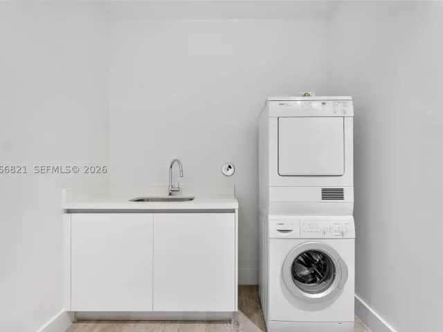 3-bedroom condo for sale in Miami Beach - 102 24th St PH-1612 - MondialRealty