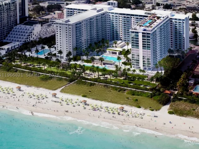 3-bedroom condo for sale in Miami Beach - 102 24th St PH-1612 - MondialRealty