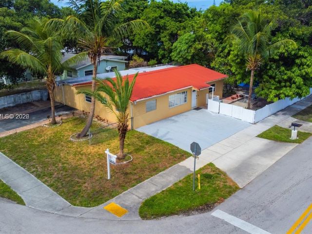 Home for rent at 11 NE 21st St 11 - photo 7478856