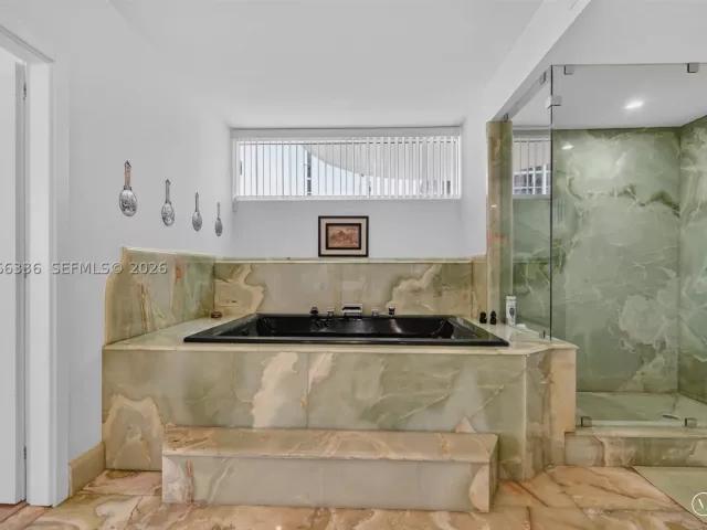 4-bedroom condo for sale in Sunny Isles Beach - 17555 Collins Ave 2303/04 - MondialRealty