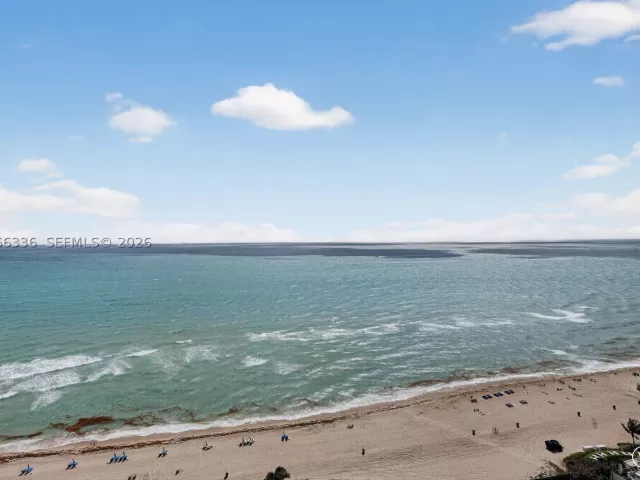 4-bedroom condo for sale in Sunny Isles Beach - 17555 Collins Ave 2303/04 - MondialRealty