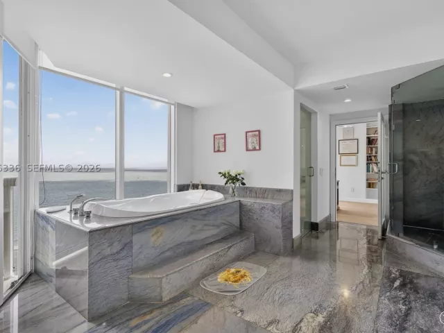 4-bedroom condo for sale in Sunny Isles Beach - 17555 Collins Ave 2303/04 - MondialRealty