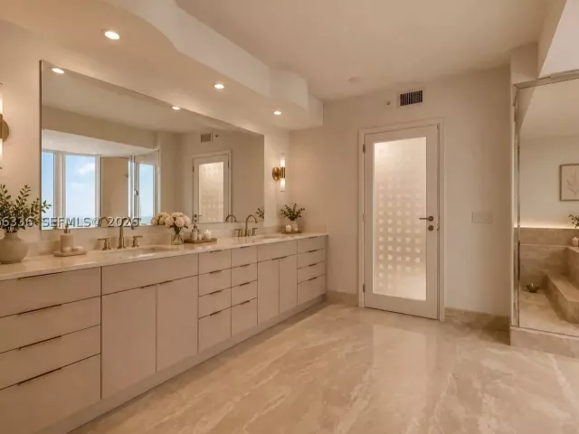 4-bedroom condo for sale in Sunny Isles Beach - 17555 Collins Ave 2303/04 - MondialRealty