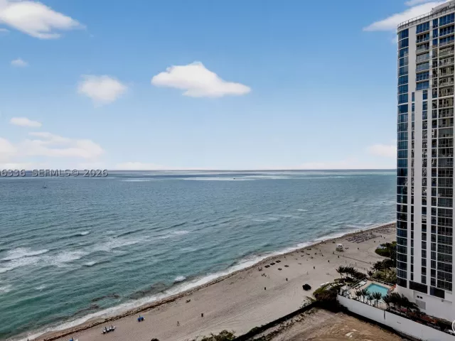 4-bedroom condo for sale in Sunny Isles Beach - 17555 Collins Ave 2303/04 - MondialRealty