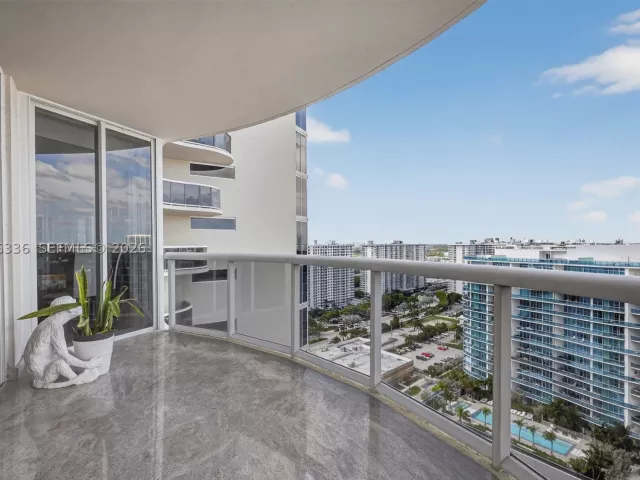 4-bedroom condo for sale in Sunny Isles Beach - 17555 Collins Ave 2303/04 - MondialRealty