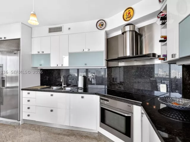 4-bedroom condo for sale in Sunny Isles Beach - 17555 Collins Ave 2303/04 - MondialRealty