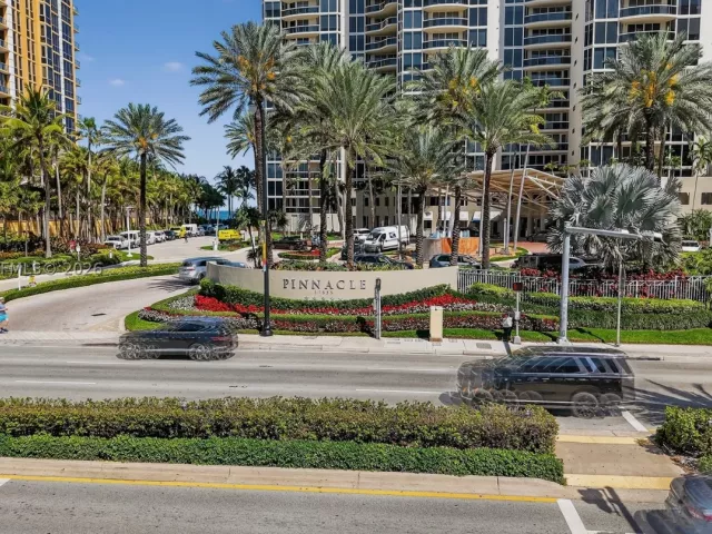 4-bedroom condo for sale in Sunny Isles Beach - 17555 Collins Ave 2303/04 - MondialRealty