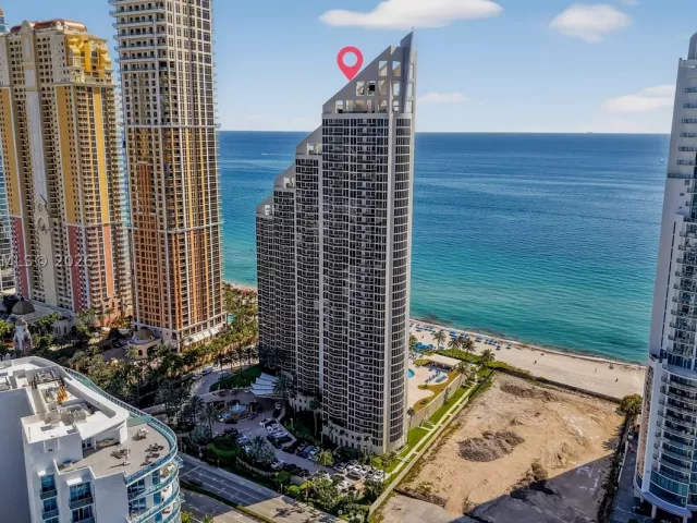 4-bedroom condo for sale in Sunny Isles Beach - 17555 Collins Ave 2303/04 - MondialRealty