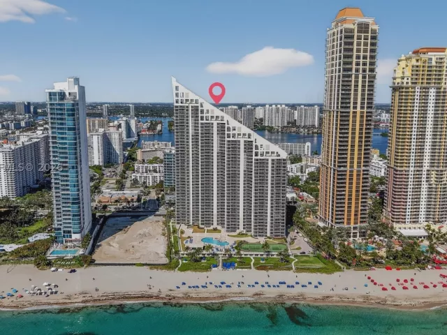 4-bedroom condo for sale in Sunny Isles Beach - 17555 Collins Ave 2303/04 - MondialRealty