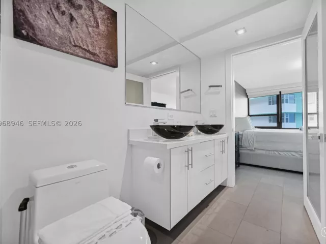 2-bedroom condo for sale in Miami Beach - 5225 Collins Ave 714 - MondialRealty