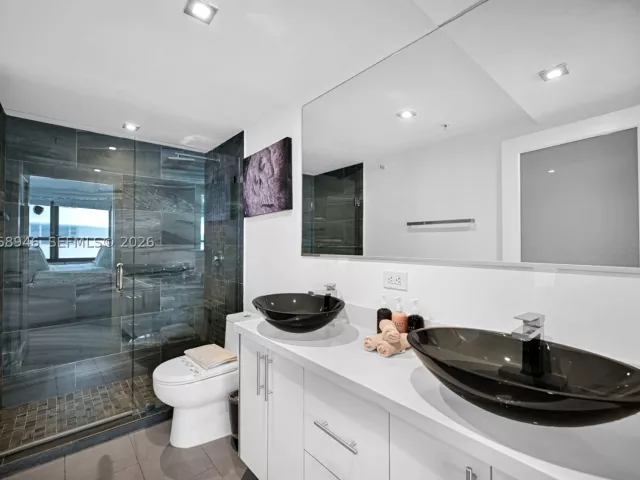 2-bedroom condo for sale in Miami Beach - 5225 Collins Ave 714 - MondialRealty