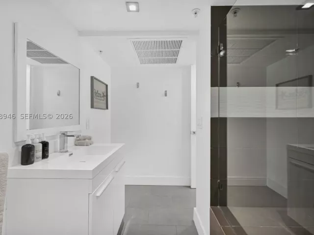 2-bedroom condo for sale in Miami Beach - 5225 Collins Ave 714 - MondialRealty